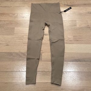 NWT — SET Active SCULPTFLEX Leggings in Sand